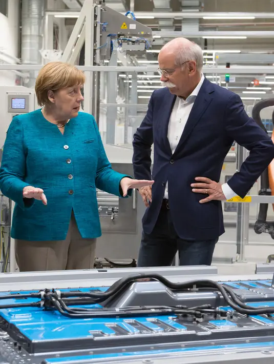 Kanselir Jerman Angela Merkel berbincang dengan CEO Daimler AG, Dieter Zetsche saat peluncuran pabrik baterai Accumotive di Kamenz, Jerman (22/5). (AP Photo/Jens Meyer)