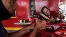 Warga keturunan Tionghoa melakukan ritual bersih-bersih di Vihara Amurva Bhumi, Jakarta, Sabtu (14/1/2022). Tradisi ini rutin dilakukan jelang perayaan Tahun Baru Imlek. (Liputan6.com/Johan Tallo)