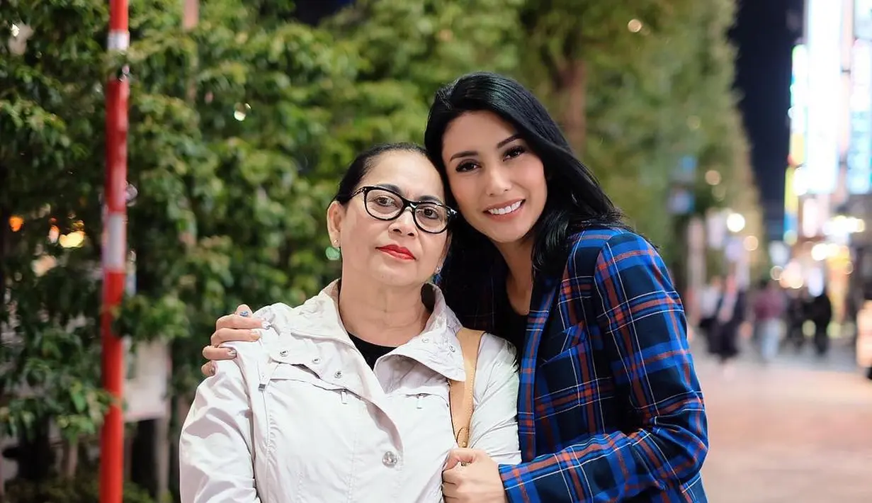 Tyas kerap membagikan potret kebersamaan bersama sang mama. Paras cantiknya tampak menurun dari sang mama.  Hedy juga meupakan cinta pertama Tyas dan mengajarkan banyak hal. [Instagram/tyasmirasih]
