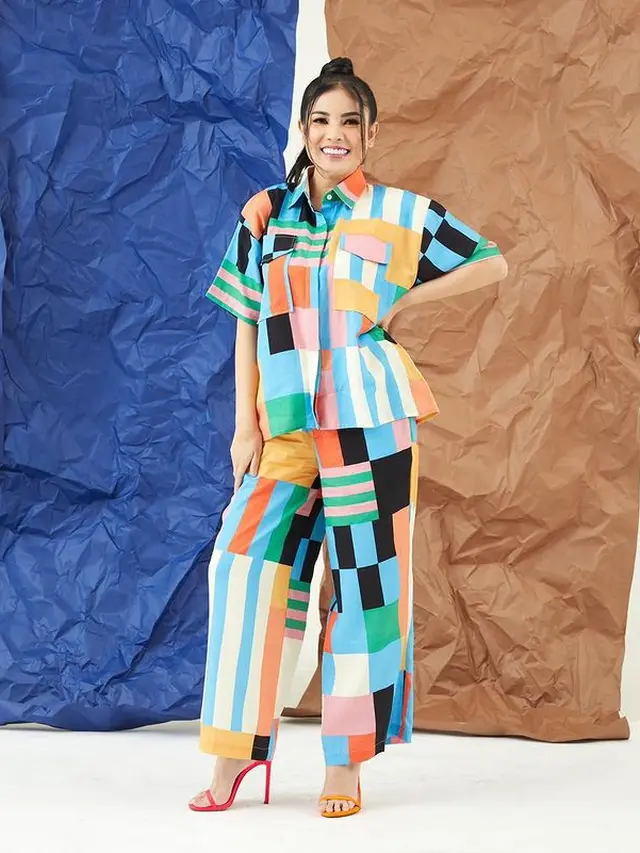 Inspirasi Gaya Nindy Ayunda yang Percaya Diri Kenakan Outfit Bermotif Playful