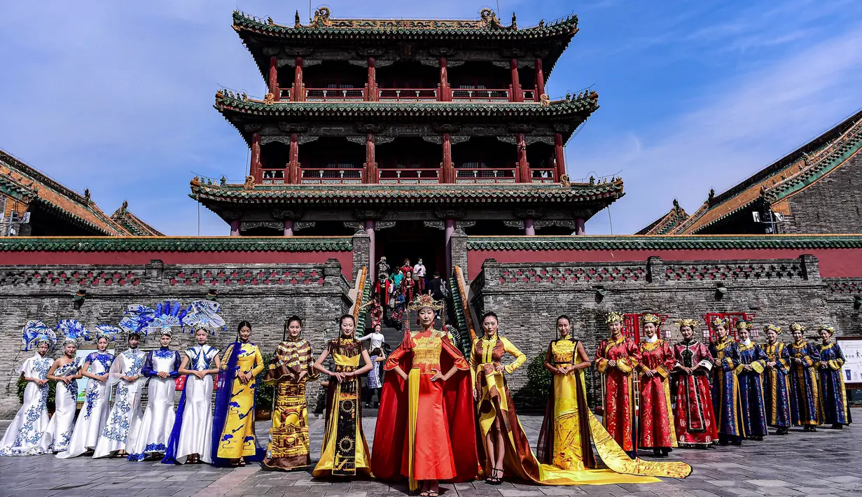 Para model menampilkan cheongsam, juga dikenal sebagai qipaos, selama Festival Budaya Cheongsam Shenyang di Istana Kekaisaran Shenyang di Shenyang, provinsi Liaoning, Chiina, Rabu (23/9/2020). (Photo by STR / AFP)