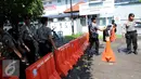 Sejumlah Polisi satuan Brimob saat berjaga di Dermaga Nusakambangan, Cilacap, Jawa Tengah, Rabu (27/7). Menjelang eksekusi Tahap 3 sejumlah persiapan dilakukan oleh Lapas Nusakambangan. (Liputan6.com/Helmi Afandi)