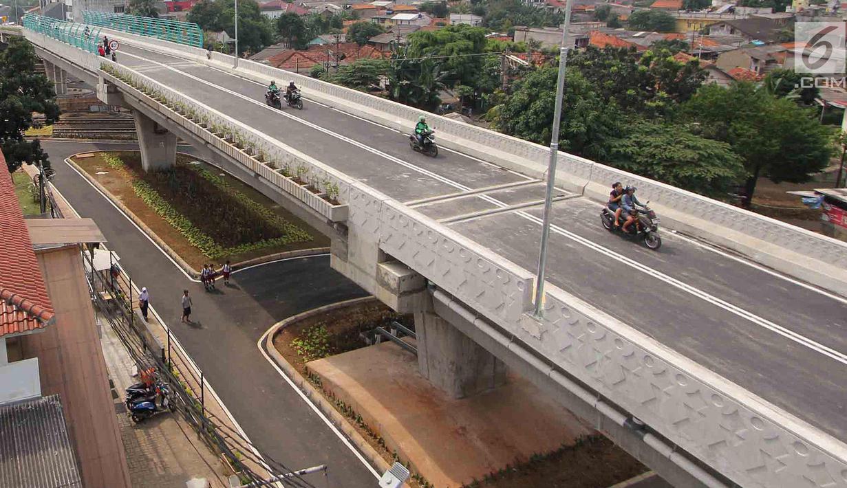 Suasana Flyover Bintaro, Jakarta, Selasa (6/3). Flyover ini sudah bisa dilintasi pengendara roda dua dan roda empat dari arah Jalan Bintaro Permai menuju Jalan Veteran, Tanah Kusir, Pondok Indah maupun arah sebaliknya. (Liputan6.com/Johan Tallo)