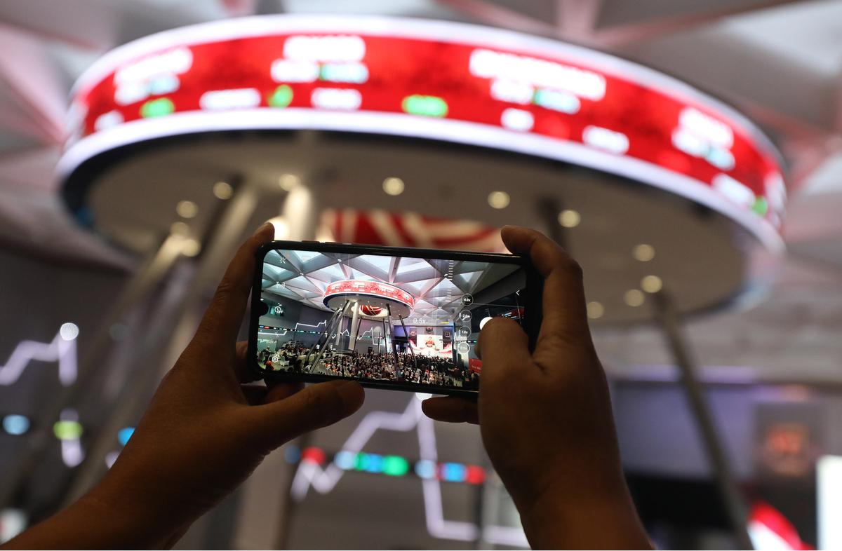 Menkeu Sri Mulyani buka perdagangan bursa tahun 2025