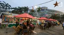 Pengunjung menikmati waktu berbuka puasa di Fashion & Food Festival, Senayan Park, Jakarta, Sabtu (01/05/2021). Fashion & Food Festival yang mengusung tema “Blissfull Ramadan” menghadirkan panorama kota Jakarta dan keindahan danau kota. (Liputan6.com/Fery Pradolo)