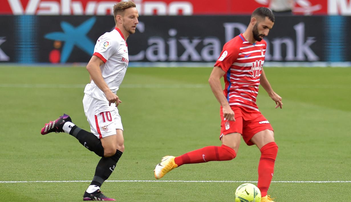 Laga ini amat menentukan bagi Sevilla yang tengah berjuang untuk bersaing memperebutkan gelar Liga Spanyol dengan tiga tim lain di atasnya, Barcelona, Real Madrid dan Atletico Madrid dengan margin nilai yang amat tipis. (AFP/Cristina Quicler)