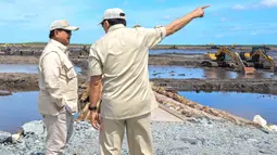 Presiden Prabowo Subianto meninjau langsung proses tanam dan panen padi dalam rangka pengembangan program swasembada pangan nasional di Desa Telaga Sari, Distrik Kurik, Kabupaten Merauke, Provinsi Papua Selatan. (Foto: Handout/ISTANA KEPRESIDENAN RI/AFP)