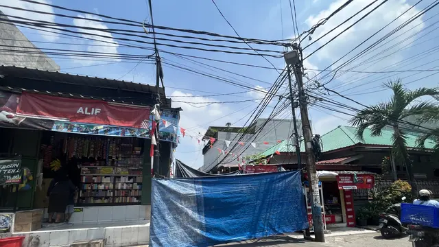 Kondisi rumah Anggota DPR RI Ahmad Sahroni di di Jalan Swasembada, Kebon Bawang, Tanjung Priok, Minggu (31/8/2025) siang