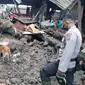 Salah satu upaya yang dilakukan untuk mencari korban longsor di Manado adalah dengan menurunkan anjing pelacak K-9 Ditsamapta Polda Sulut.