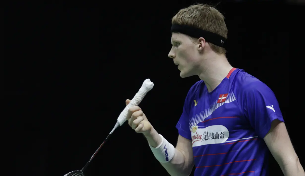 Tunggal putra Denmark, Anders Antonsen, saat melawan wakil  Indonesia, Anthony Sinisuka Ginting, pada laga final Daihatsu Indonesia Masters 2020 di Istora, Jakarta, Minggu (19/1). Anthony Ginting menang 17-21, 21-15, dan 21-9. (Bola.com/M Iqbal Ichsan)