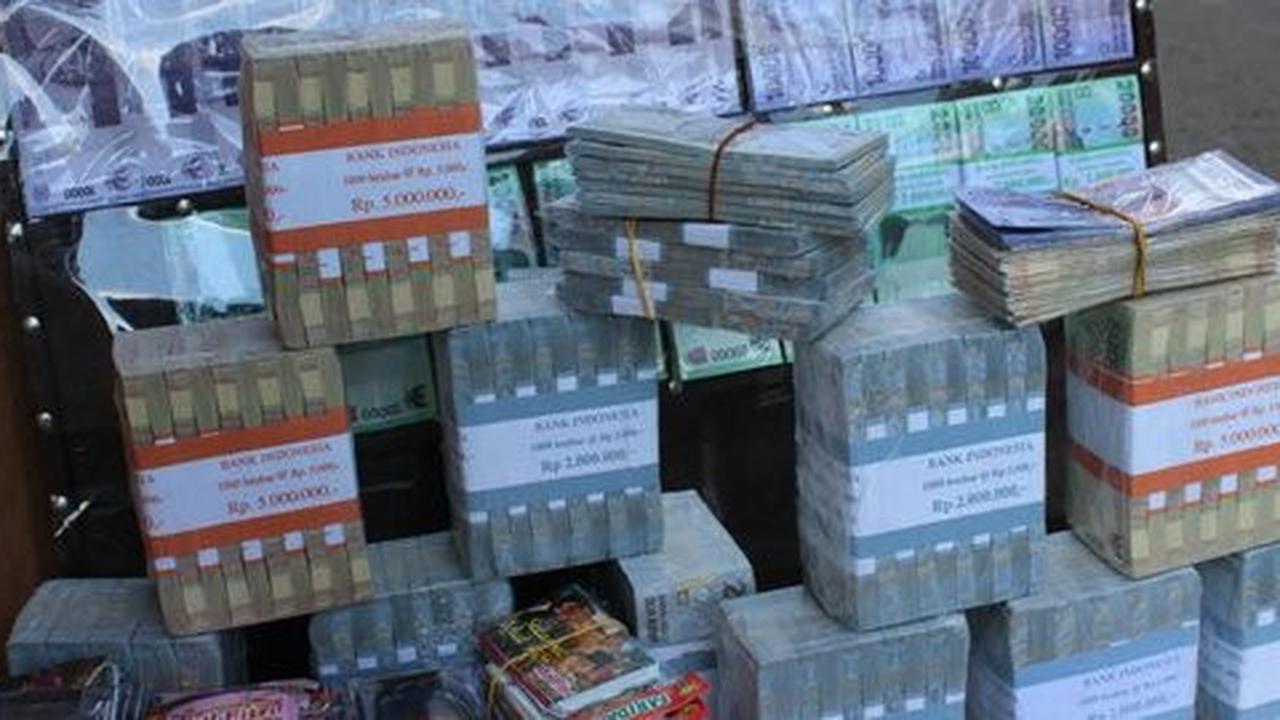 Ini keuntungan penjual jasa penukaran uang baru di pinggir jalan