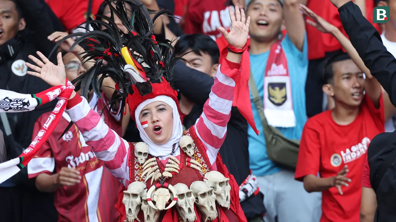 Foto: Potret Fans Wanita Garis Keras Timnas Indonesia
