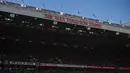 Suasana tribune stadion Old Trafford saat laga lanjutan Liga Inggris antara Manchester United melawan Brentford, Sabtu (19/10/2024). (AP Photo/Dave Thompson)