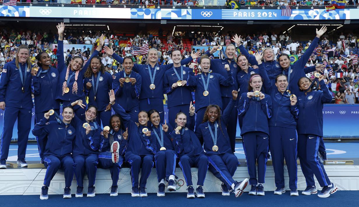 Sejumlah pemain Amerika Serikat berfoto bersama dengan medali emasnya setelah laga final Olimpiade Paris 2024 melawan Brasil di Parc des Princes, Paris Prancis, Sabtu (10/08/2024) waktu setempat. (AP Photo/Aurelien Morissard)
