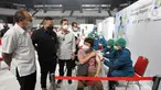 (Ki-Ka) Ketua Umum Kadin Rosan P. Roeslani, Ketum Perbanas sekaligus Wamen BUMN II Kartika Wirjoatmodjo dan Kepala Eksekutif Pengawas Perbankan OJK Heru Kristiyana meninjau Sentra Vaksinasi Gotong Royong Perbanas di Lapangan Tenis Indoor Senayan, Jakarta, Sabtu (19/6/2021). (Liputan6.com/HO/Rizky)