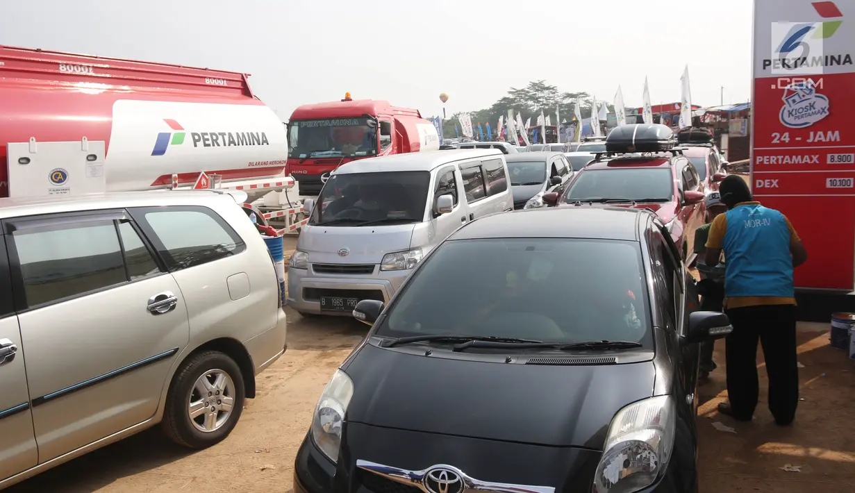 Petugas melakukan pengisian BBM untuk kendaraan pemudik di Rest Area KM 344 Tol Fungsional Pemalang-Batang, Jawa Tengah, Senin (11/6). Kios BBM menyedikan jenis Pertamax dan Dexlite kemasan satu dan 10 liter. (Liputan6.com/Arya Manggala)