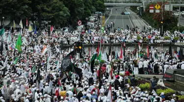  Ribuan massa memenuhi patung kuda saat aksi bela islam 313 di Jalan Merdeka Barat, Jakarta, Jumat (31/3). Mereka menuntut kepada Presiden Jokowi agar melaksanakan undang-undang dengan mencopot gubernur terdakwa, Ahok. (Liputan6.com/Faizal Fanani)