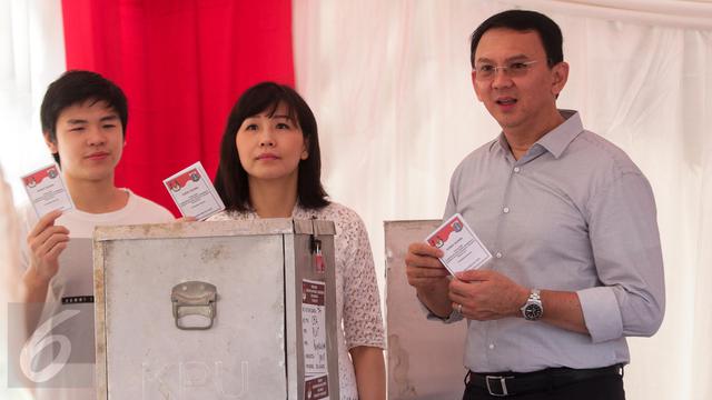 20170419-Ahok Nyoblos Bareng Keluarga di TPS 54-Fanani