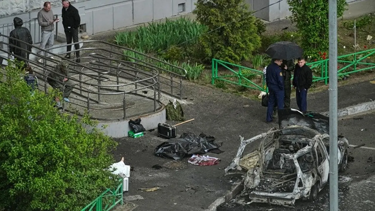 Petugas amankan TKP bom mobil yang menewaskan Wakil Kepala Departemen Operasional Staf Umum Angkatan Bersenjata Rusia Letnan Jenderal Yaroslav Moskalik di Balashikha, dekat Moskow, Jumat (25/4/2025).