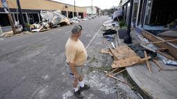 Pemilik bisnis pusat kota Pat Ring melihat beberapa kerusakan pada bisnis di sepanjang Main Street setelah terjangan Badai Ida, di Houma, Louisiana, Senin (30/8/2021). Badai Ida ini sebagai salah satu badai paling kuat yang pernah melanda Amerika Serikat. (AP Photo/David J. Phillip)
