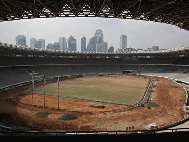 Aktivitas pengerjaan proyek renovasi Stadion Utama Gelora Bung Karno, Jakarta, Jumat (17/3). Stadion yang masih dalam tahap renovasi untuk Asian Games 2018 itu terus dikebut dan ditargetkan selesai pada Oktober 2017. (Liputan6.com/Immanuel Antonius)