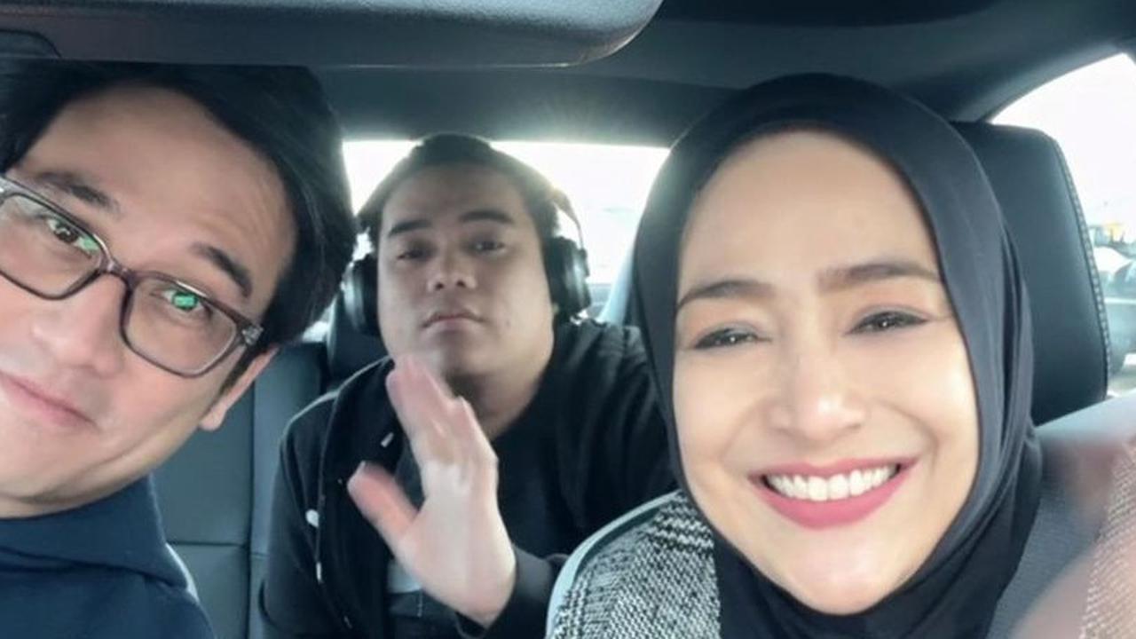 Potret Cindy Fatika Sari & Tengku Firmansyah Nikmati Musim Dingin di Kanada, Asyik Makan Mi Kuah Bareng Keluarga