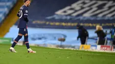Penyerang PSG, Neymar berjalan meninggalkan lapangan usai pertandingan melawan Manchester City pada leg kedua semifinal Liga Champions di stadion Etihad, Rabu (5/5/2021). City menang atas PSG 2-0. (AFP/ Paul Ellis)