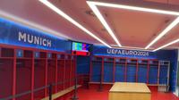 Penampakan ruang ganti tim kandang Fussball Arena Munchen yang biasa menjadi tempat pemain Bayern Munchen mempersiapkan diri menghadapi pertandingan. (Bola.com/Benediktus Gerendo Pradigdo)