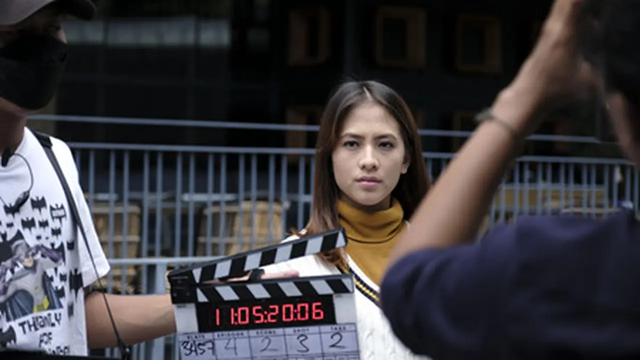 Adhisty Zara dalam serial "Hubungi Agen Gue". (Foto: Disney+ Hotstar)
