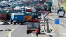 Sejumlah warga berjalan di jalan raya A6 di Limonest, dekat Lyon, Prancis (23/7/2015). Petani Perancis memprotes kembali ketidak seimbangan keuntungan yang diperoleh antara petani dan pengecer. (REUTERS/Robert Pratta)