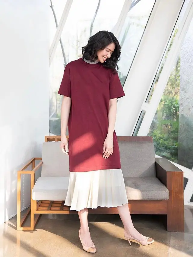 11 Ide Padu Padan Outfit dengan Rok Plisket, Modis untuk Segala Usia