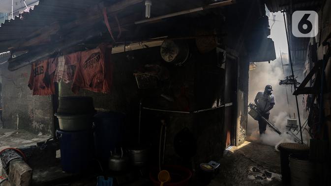 Petugas melakukan pengasapan atau fogging untuk membasmi nyamuk demam berdarah dengue (DBD) di kawasan Rumah Penduduk Simprug, Kebayoran Lama, Jakarta Selatan, Senin (28/12/2019). Pengasapan tersebut (fogging) dilakukan untuk mengantisipasi Demam Berdarah. (Liputan6.com/Johan Tallo)