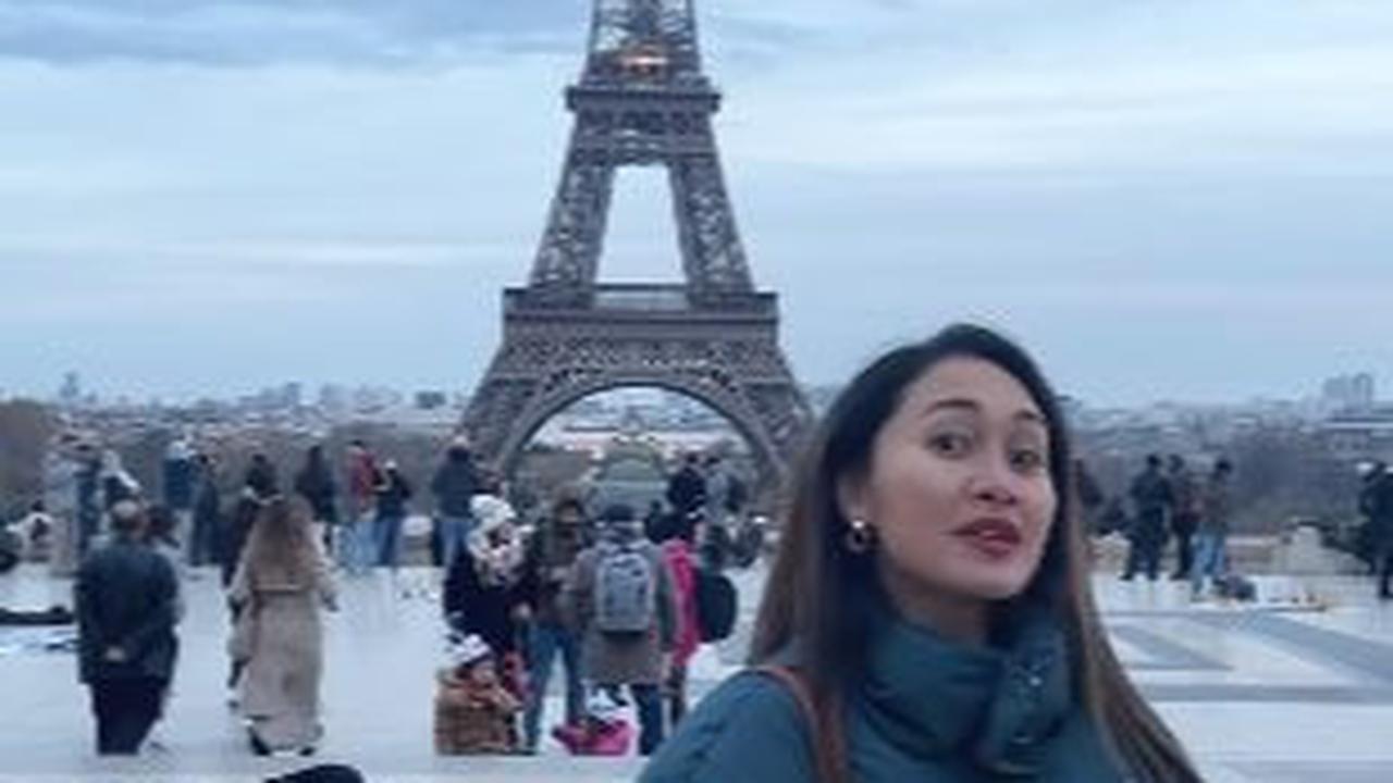 "Jangan kaget kalau di depan menara Eiffel banyak kaki lima, bahkan ada yang sampai menawari jasa penyewaan ring light muter gini," terangnya.
