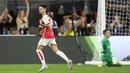Pemain Arsenal, Fábio Vieira, melakukan selebrasi setelah mencetak gol ke gawang Barcelona dalam laga pramusim di Stadion SoFi, Inglewood, California, Kamis (27/7/2023). Arsenal menang dengan skor 5-3 atas Barcelona. (AP Photo/Ashley Landis)