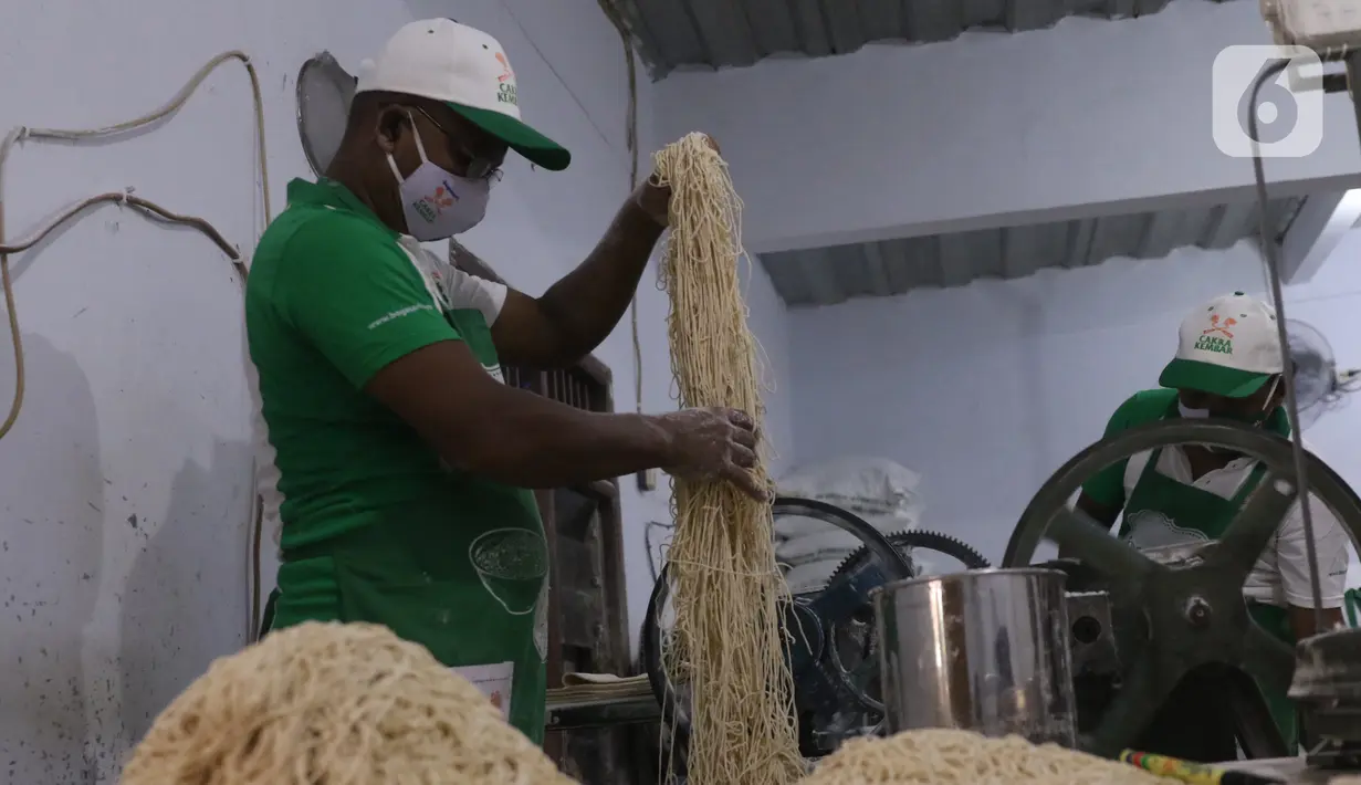 Pekerja membuat Mi Karya Abadi di industri rumahan, Ciledug, Tangerang, Minggu (6/9/2020). Dalam satu hari, pabrik milik Samino ini bisa memproduksi hingga 1,5 ton mi, namun saat pandemi seperti sekarang hanya memproduksi 1 ton saja. (Liputan6.com/Angga Yuniar)