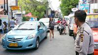 Jelang penutupan, suasana lalu lintas di beberapa ruas jalan di kawasan Kuta, Bali, relatif lancar. (Liputan6.com/Yudha Maruta)