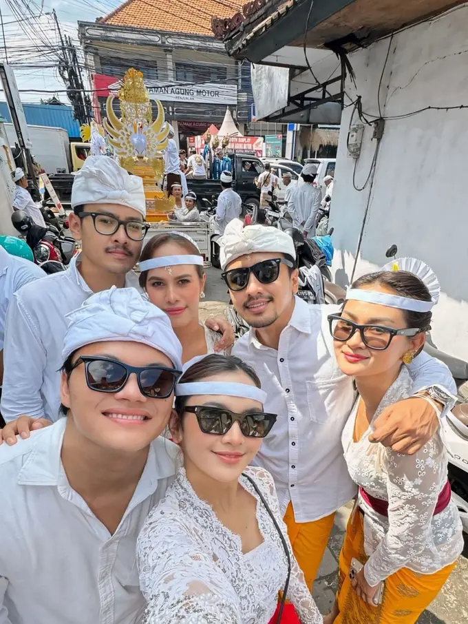 Tampilan Serasi Mahalini Raharja dan Rizky Febian Ikut Upacara Memukur, Pakai Baju Adat Serba Putih dan Tas Hermes Ratusan Juta