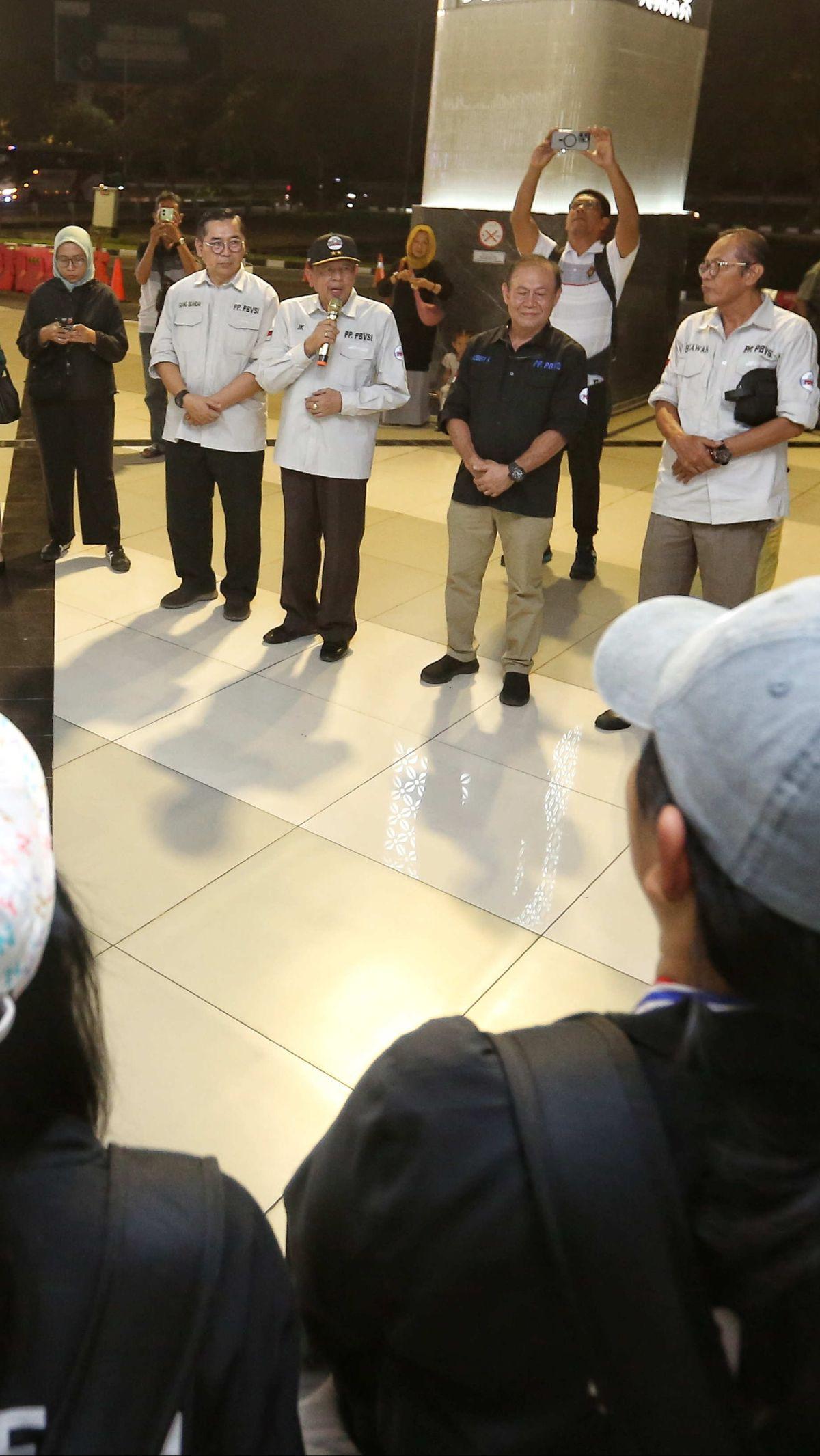 Jajaran yang menyambut kedatangan timnas voli putri Indonesia U-18 ini di antaranya, Wakil Ketua Umum PBVSI Irjen Pol (purn) Drs. Djoko Sardono, Dewan Pengawas PBVSI Brigjen Pol (purn) Drs. Robert Kodong, hingga Wakil Sekretaris Jendral PBVSI Gilang Iskan