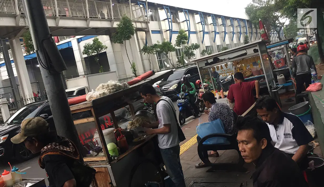 Pedagang kaki lima (PKL) memadati trotoar kawasan Stasiun Palmerah, Jakarta, Kamis (6/12). Keadaan ini mengganggu arus lalu lintas dan pejalan kaki. (Liputan6.com/Immanuel Antonius)