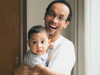 Suami Dewi Lestari atau Dee Lestari, Reza Gunawan, meninggal dunia setelah berjuang melawan strok selama berminggu-minggu. Ia tutup usia pada 6 September 2022. Sejumlah selebritas yang pernah ditolong almarhum melayangkan dukacita dan doa. Salah satunya, Andien. Ia berbagi foto dan video kenangan di akun Instagram terverifikasi pada hari yang sama. (Foto: Dok. Instagram @andienaisyah)