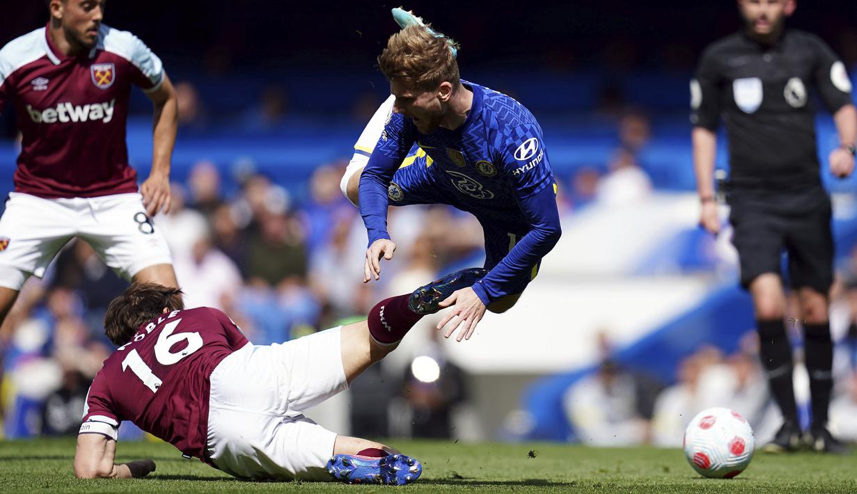 <p>Pemain West Ham United Mark Noble melakukan tekel terhadap pemain Chelsea Timo Werner pada pertandingan lanjutan Liga Inggris di Stamford Bridge di London, Minggu (24/4/2022). Chelsea memenangkan pertandingan atas West Ham 1-0. (John Walton/PA via AP)</p>