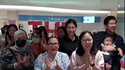 Mpok Atiek sekarang terlihat lebih energik dan sehat. Melalui media sosialnya, ia membagikan tips sederhana seperti makan makanan bergizi, menjaga kadar gula darah dengan konsumsi makanan alami, serta rutin olahraga jalan pagi. Ia percaya bahwa kebiasaan kecil ini dapat memberikan dampak besar bagi kesehatan. (Liputan6.com/IG/@mpok.atiek)