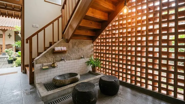 Desain Tempat Wudhu Rumah dengan Dinding Roster/AI Generated