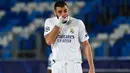 Striker Real Madrid, Karim Benzema, tampak kecewa usai dikalahkan Shaktar Donetsk pada laga Liga Champions 2020/2021 di Estadio Alfredo Di Stefano, Rabu (21/10/2020) malam WIB. Real Madrid kalah 2-3 oleh Shaktar Donetsk. (AFP/Gabriel Bouys)