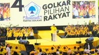 Ketua Umum Partai Golkar Airlangga Hartarto menyampaikan pidato politik saat Kampanye Akbar Partai Golkar di Istora Senayan, Jakarta, Selasa (9/4). Kampanye akbar dihadiri ribuan kader dan simpatisan Golkar se-Jabodetabek dan Bandung. (Liputan6 com/Angga Yuniar)