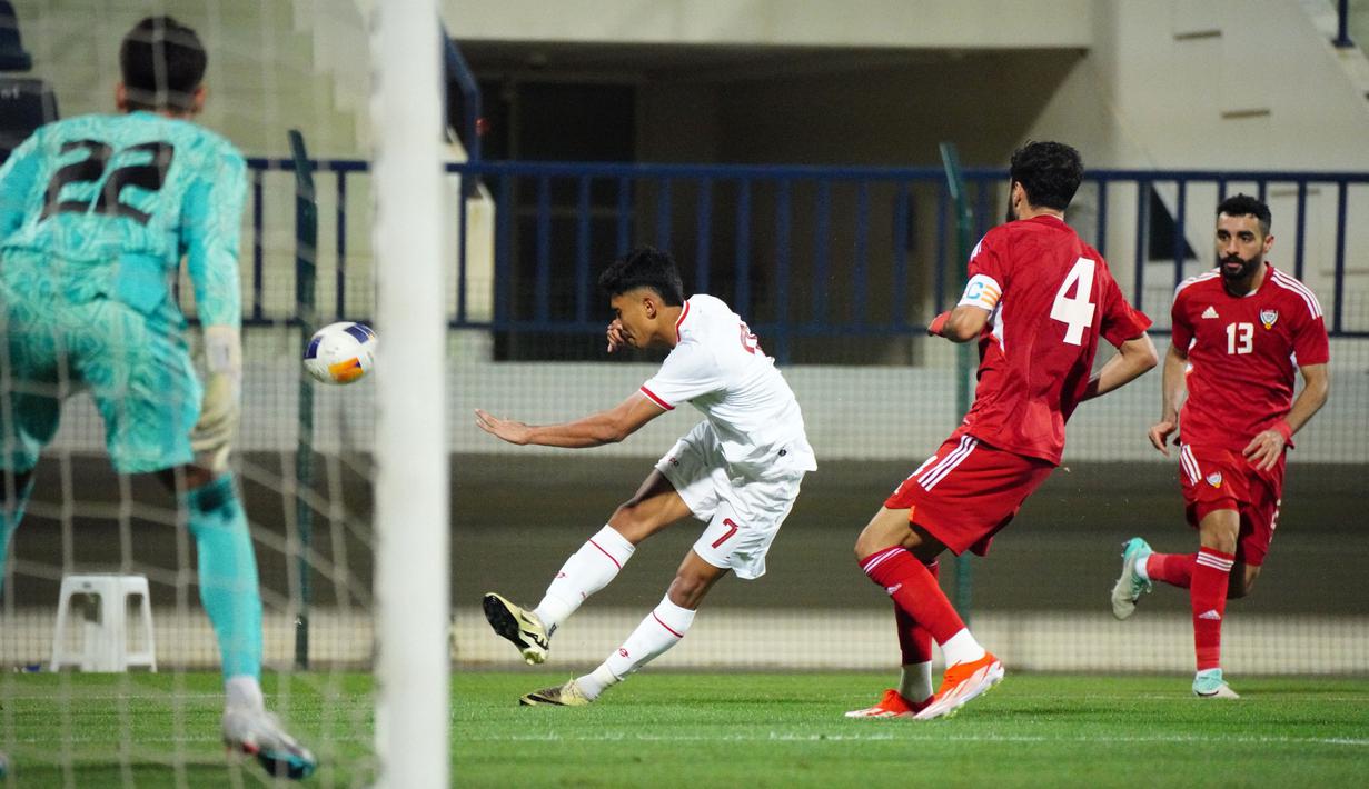<p>Pemain Timnas Indonesia U-23, Marselino Ferdinan berusaha mencetak gol ke gawang Uni Emirat Arab U-23 pada laga uji coba jelang Piala Asia U-23 2024 di Dubai, Senin (09/04/2024) WIB. (Dok. PSSI)</p>