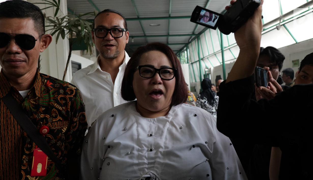 Pelawak Tri Retno Prayudati atau Nunung Srimulat dan suaminya July Jan Sambiran tiba untuk menjalani sidang perdana di Pengadilan Negeri Jakarta Selatan, Rabu (2/10/2019). Nunung dan July Jan Sambiran akan mendengar pembacaan dakwaan oleh Jaksa Penuntut Umum. (Liputan6.com/Herman Zakharia)