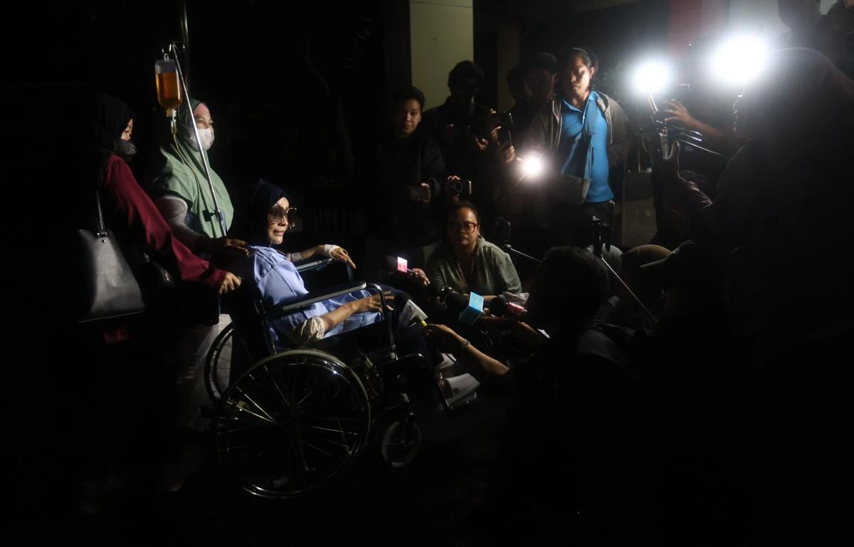 FOTO:  Berkursi Roda, Dokter Detektif Penuhi Panggilan Polres Jakarta Selatan