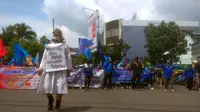 Aliansi Buruh Jawa Barat berunjuk rasa di depan kantor Gubernur Ridwan Kamil, Jalan Diponegoro, Bandung, Senin (29/11/2021) Buruh menuntut ditetapkannya UMK sesuai rekomendasi pemerintah kabupaten dan kota. (Arie Nugraha)
