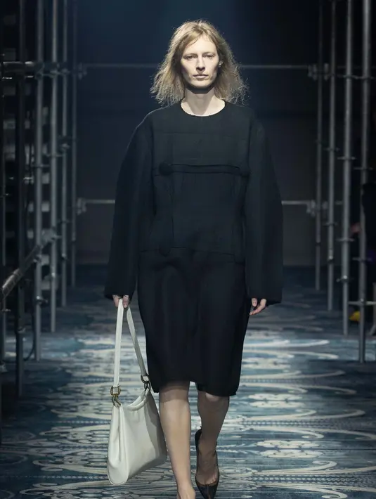 Apa arti feminitas di era modern? Bagaimana cara mendefinisikannya? Koleksi ini merupakan bentuk pertanyaan mendalam tentang persepsi kolektif terhadap keindahan dan tipikalitas feminitas yang terus berubah. [Dok/Prada].